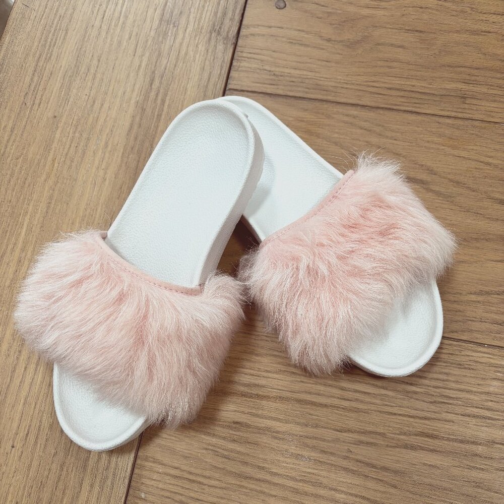 UGG ROYALE BABY PINK SLIPPERS/SLIDES